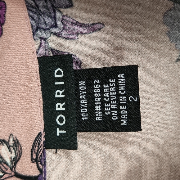 Torrid, women's Mauve and lavender floral top, snap closure, long sleeves, Sz 2 - Picture 4 of 8
